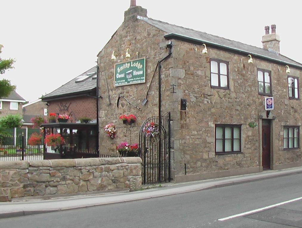 Smithy Lodge Guest House Лейланд Екстериор снимка