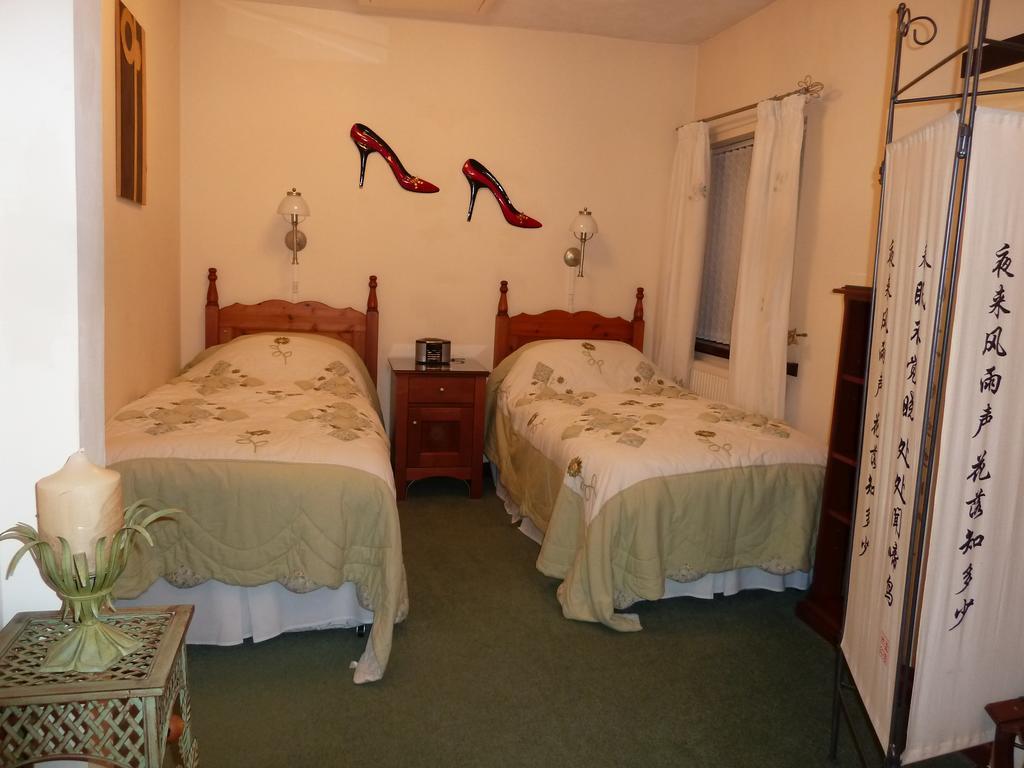 Smithy Lodge Guest House Лейланд Екстериор снимка