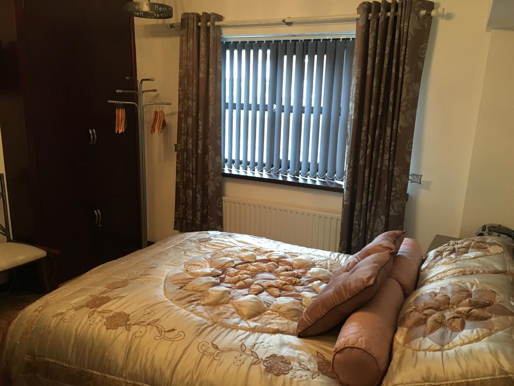 Smithy Lodge Guest House Лейланд Екстериор снимка