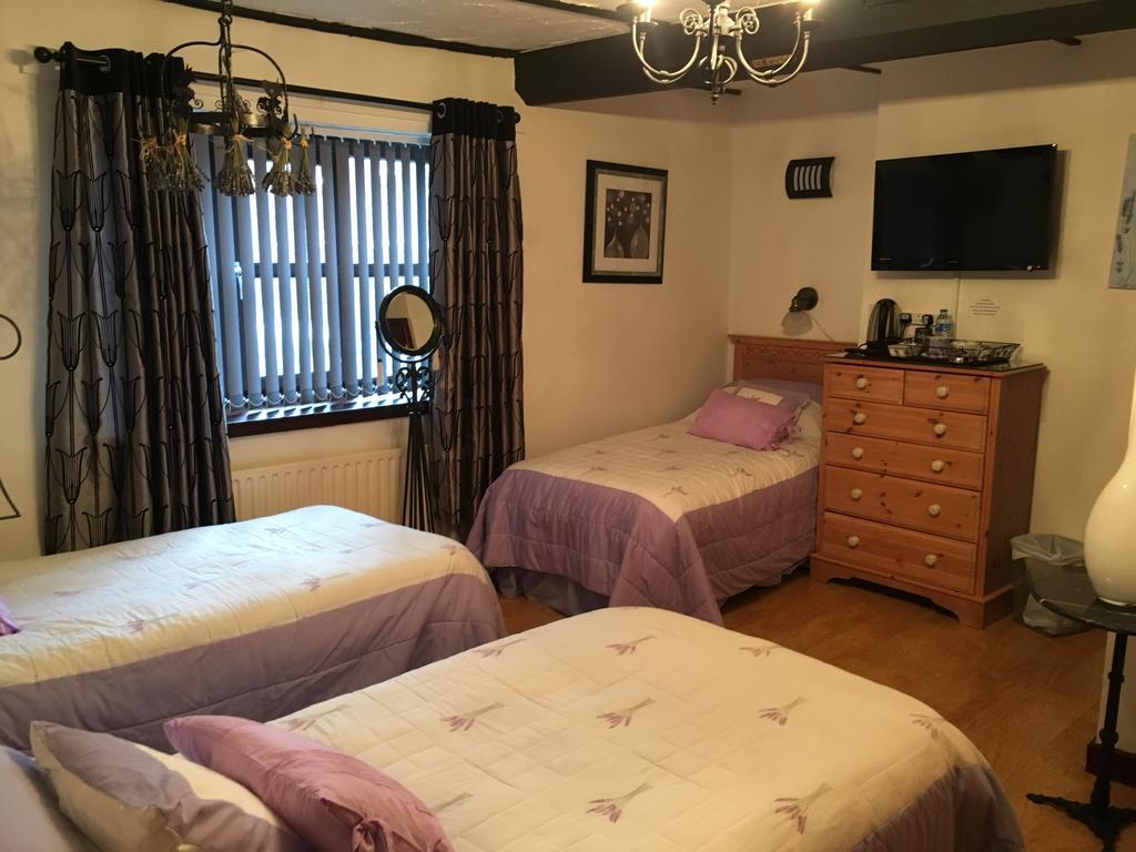 Smithy Lodge Guest House Лейланд Екстериор снимка
